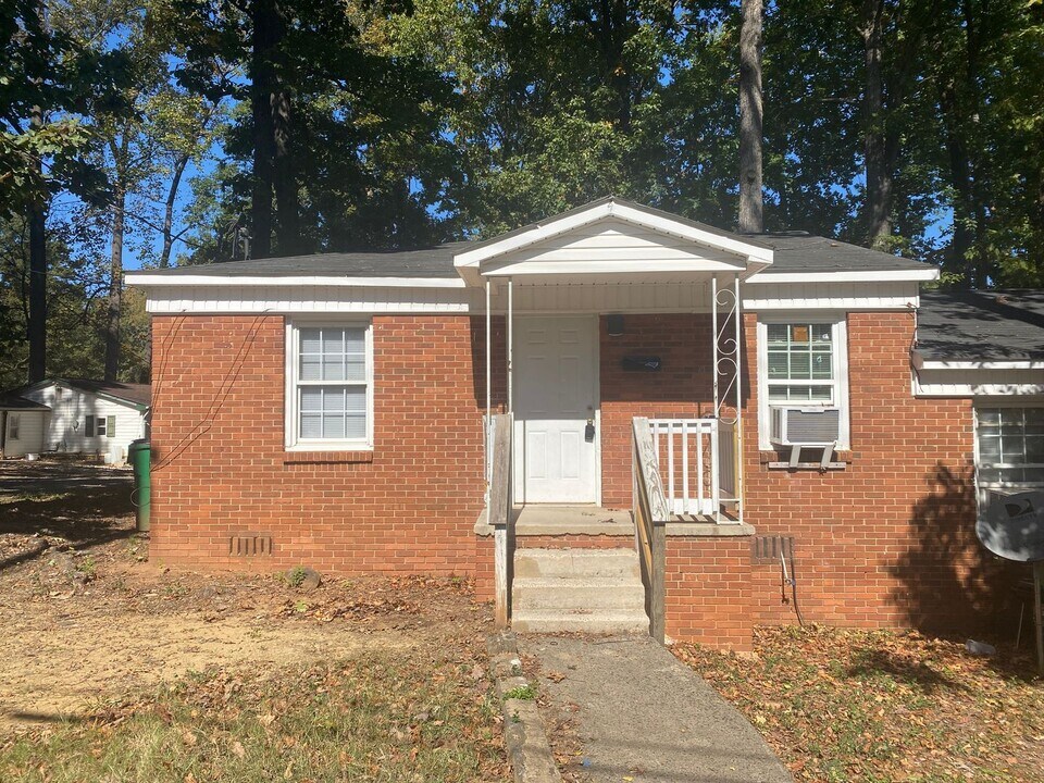 1414 Catherine Simmons Ave in Charlotte, NC - Building Photo