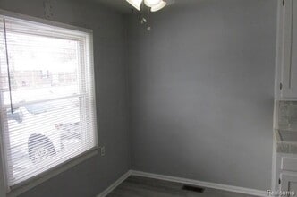 932 Detroit Ave in Lincoln Park, MI - Building Photo - Building Photo