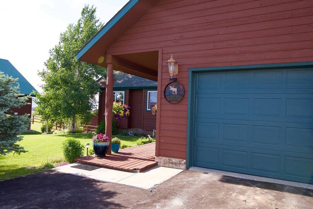 1905 Running Horse Trail in Victor, ID - Building Photo