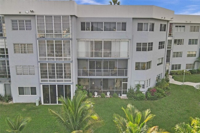 877 NE 195th St in Miami, FL - Building Photo - Building Photo