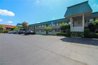 600 Valley Stream Dr in Naples, FL - Building Photo - Building Photo
