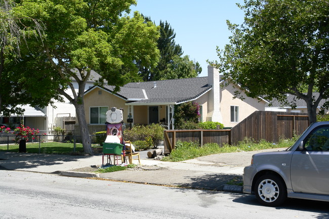 1026-1028 10th Ave in Redwood City, CA - Foto de edificio - Building Photo