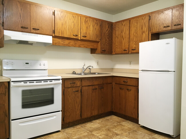 Sunnyside Villas in Minot, ND - Building Photo - Building Photo