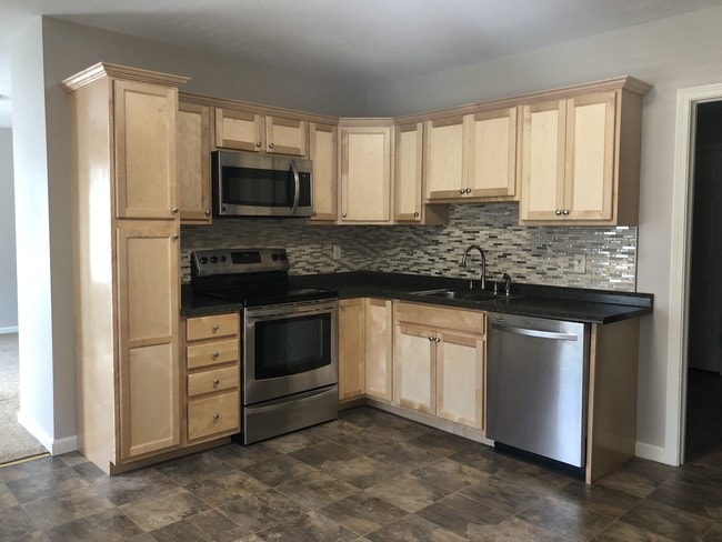 99 Orleans St, Unit A in Lowell, MA - Foto de edificio - Building Photo