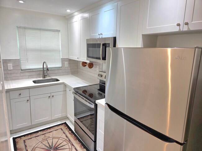 1971 SE 5th Ct, Unit #105E in Pompano Beach, FL - Foto de edificio - Building Photo