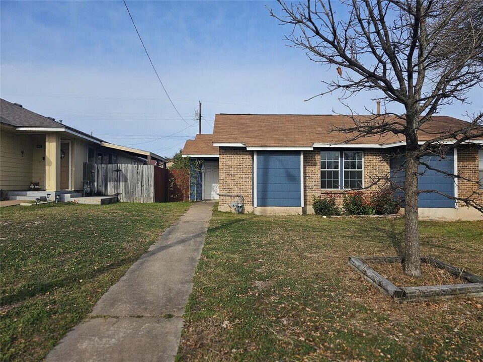 16110 Windermere Dr in Pflugerville, TX - Foto de edificio