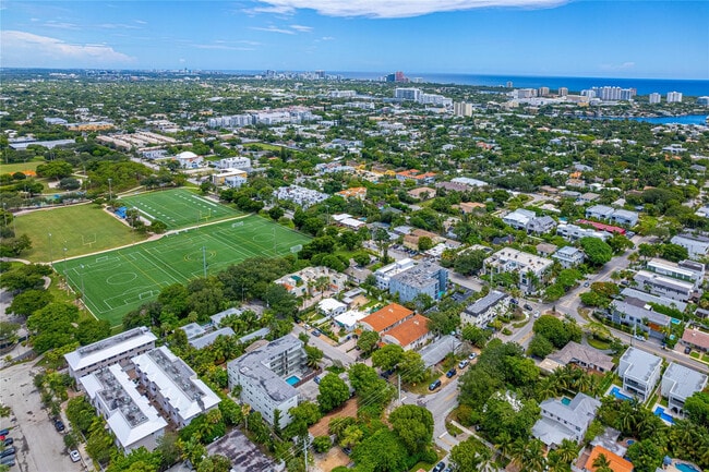 609 NE 13th Ave in Fort Lauderdale, FL - Foto de edificio - Building Photo