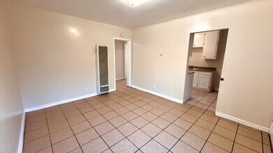 9721 Grape St, Unit C in Los Angeles, CA - Building Photo - Building Photo