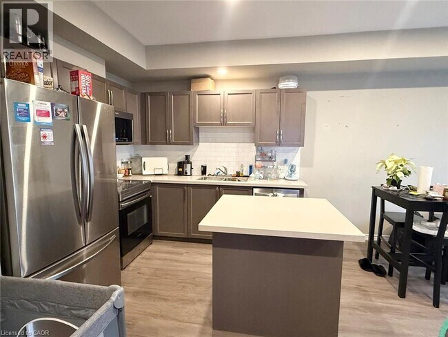 65 Old School Trl in Welland, ON - Building Photo - Building Photo