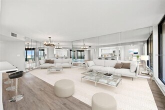5950 Pelican Bay Plaza S, Unit PH1C in Gulfport, FL - Foto de edificio - Building Photo