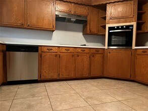 401 Oakhill Dr in Conroe, TX - Building Photo - Building Photo