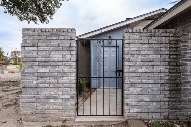 208 Miller Dr in Del Rio, TX - Building Photo - Building Photo