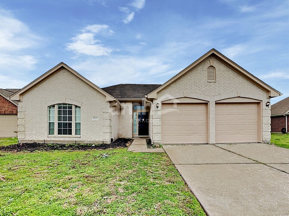 1827 Pinewood Court Dr in Baytown, TX - Building Photo