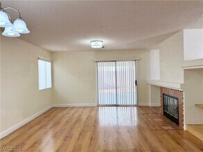 8638 White River Dr in Las Vegas, NV - Building Photo - Building Photo
