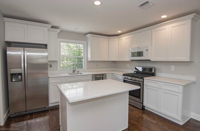 127 Union Ave, Unit 127 Union Ave Floor 2 in Manasquan, NJ - Building Photo - Building Photo