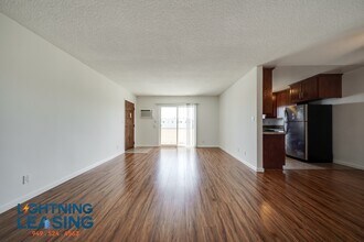 17346 Burbank Blvd in Los Angeles, CA - Building Photo - Building Photo