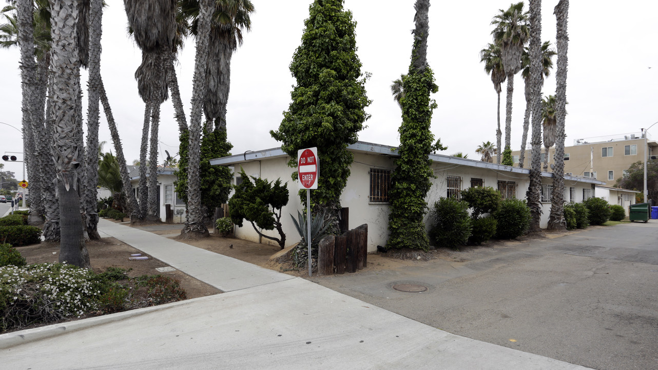 209-213 Surfrider Way in Oceanside, CA - Building Photo