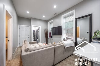 2243 W 23rd Pl, Unit 2R in Chicago, IL - Foto de edificio - Building Photo