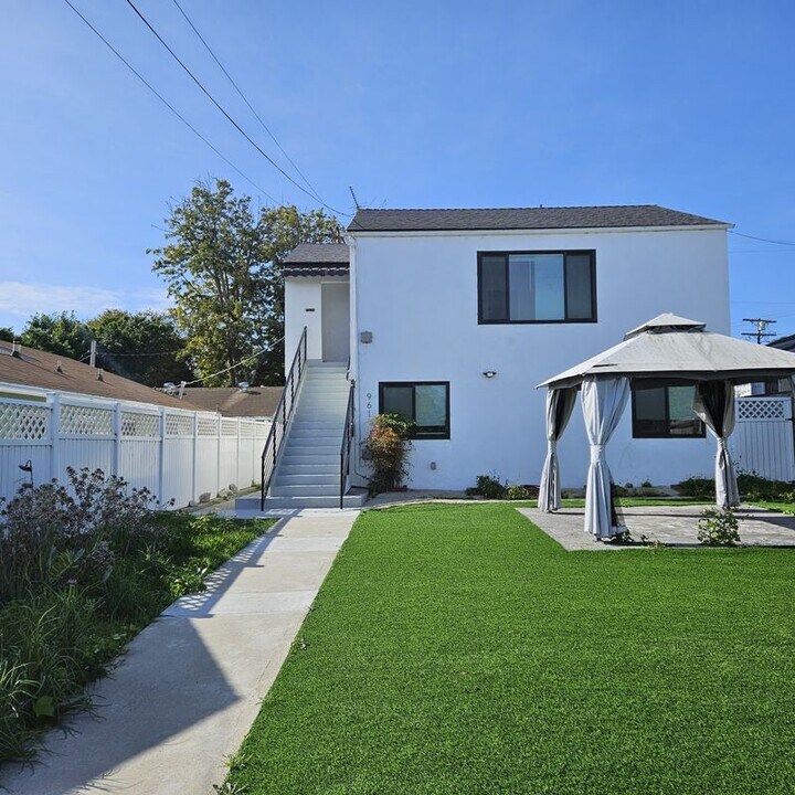 961 W 21st St in Los Angeles, CA - Building Photo