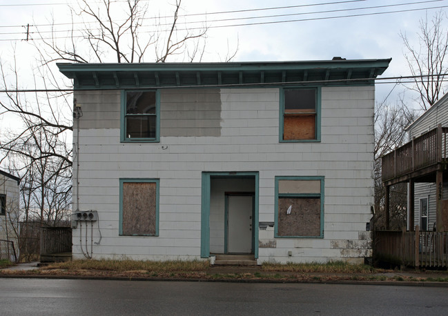 4925 Eastern Ave in Cincinnati, OH - Foto de edificio - Building Photo