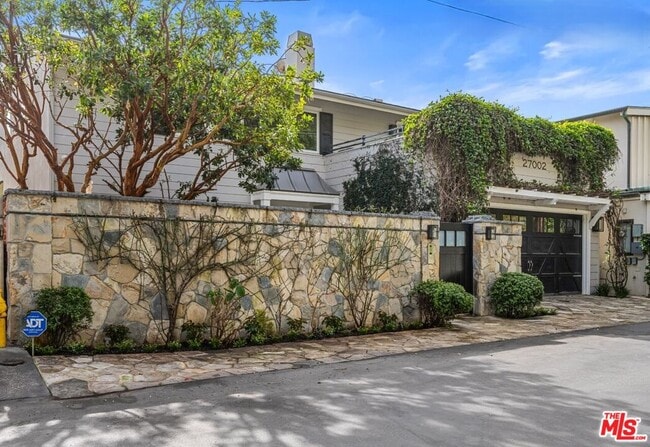 27002 Malibu Cove Colony Dr in Malibu, CA - Building Photo - Building Photo