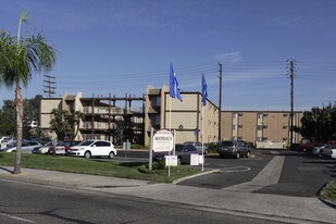 Moonraker Apartments in Fullerton, CA - Building Photo