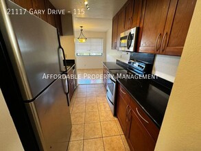 21117 Gary Dr in Hayward, CA - Foto de edificio - Building Photo