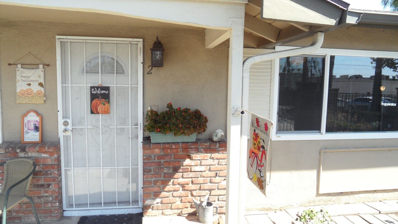 2295 N Tustin St in Orange, CA - Building Photo