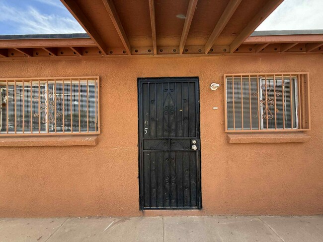705 W Irvington Rd in Tucson, AZ - Building Photo - Building Photo
