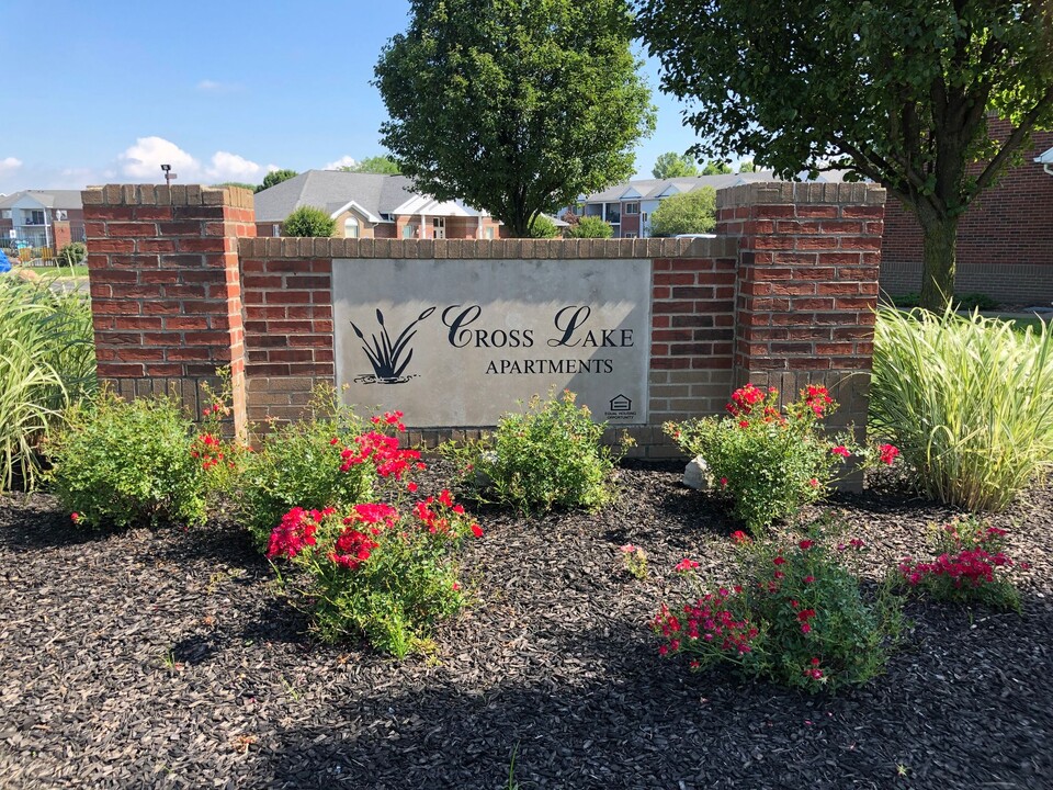 Cross Lake Apartments in Evansville, IN - Building Photo