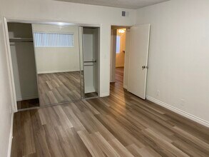 10701 Moorpark St in North Hollywood, CA - Foto de edificio - Building Photo