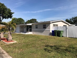 131 NW 73rd Ave in Pembroke Pines, FL - Foto de edificio - Building Photo