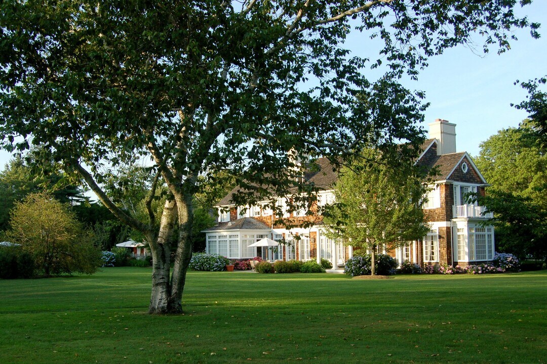 223 Halsey Neck Ln in Southampton, NY - Building Photo