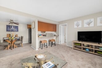 East Bay Village in Middletown, RI - Foto de edificio - Building Photo