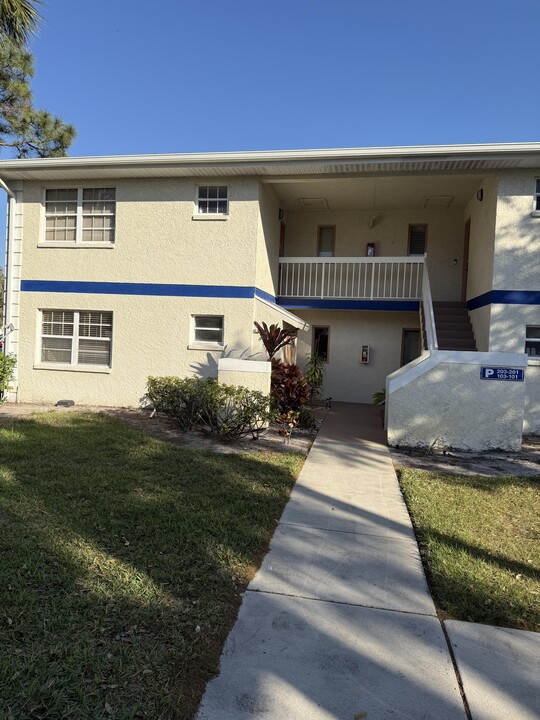 1522 SE Royal Green Cir in Port St. Lucie, FL - Building Photo