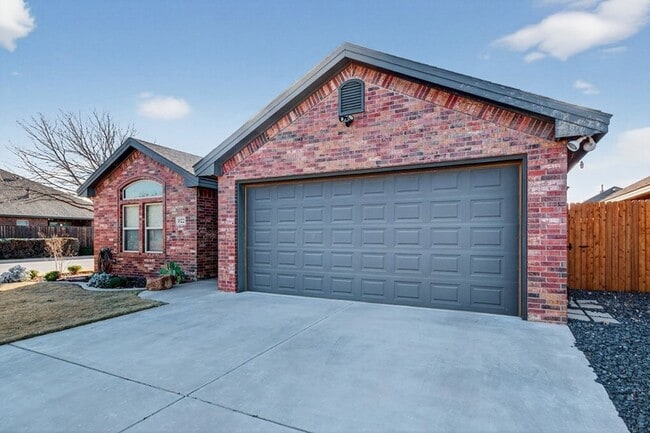 1122 Porterfield Rd in Midland, TX - Foto de edificio - Building Photo