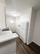 201 S Kaysie St-Unit -25 in Angleton, TX - Building Photo - Building Photo