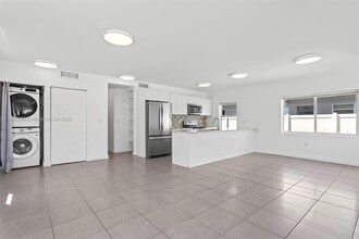 737 NW 4th St in Hallandale Beach, FL - Foto de edificio - Building Photo