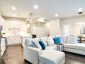 63 7th Ave S, Unit 2 in Hopkins, MN - Foto de edificio - Building Photo