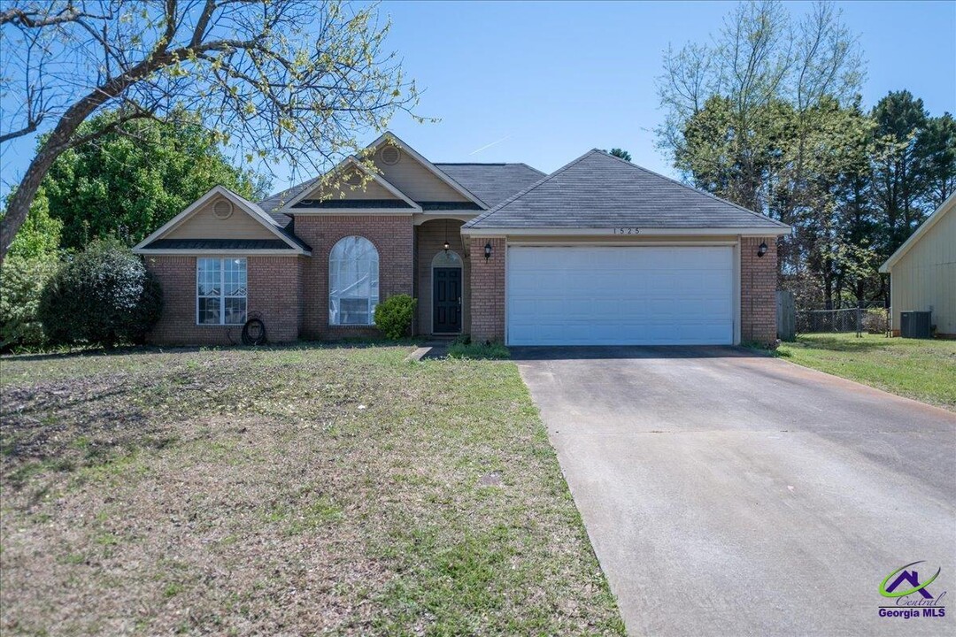 1525 Sweetwater Dr in Warner Robins, GA - Building Photo