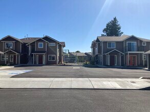2052 Smith Ln, Unit C in Fortuna, CA - Foto de edificio - Building Photo