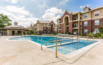 Woodlawn Ranch Apartments in San Antonio, TX - Building Photo - Building Photo