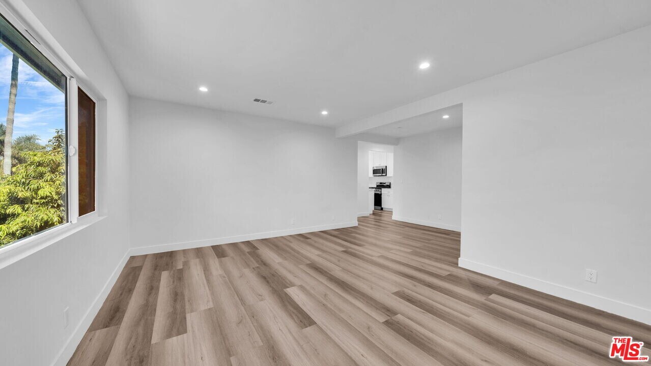 126 S Manhattan Pl in Los Angeles, CA - Building Photo
