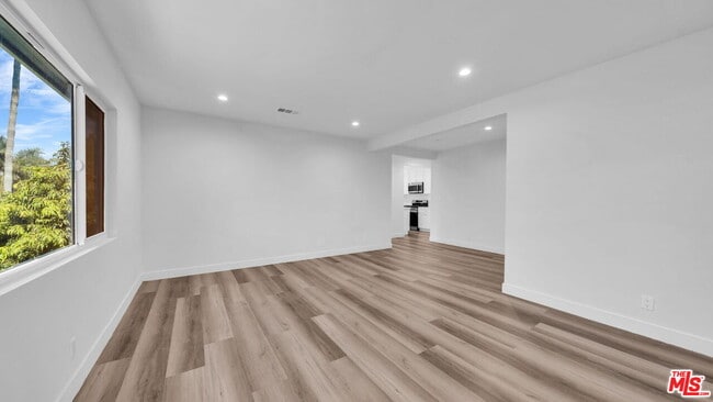 property at 126 S Manhattan Pl