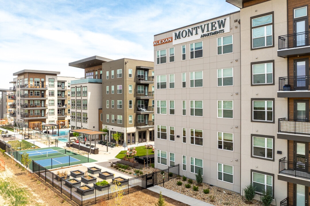 Alexan Montview Plaza in Aurora, CO - Foto de edificio