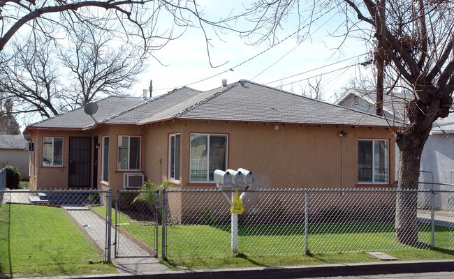 241-247 E 16th St in San Bernardino, CA - Foto de edificio - Building Photo