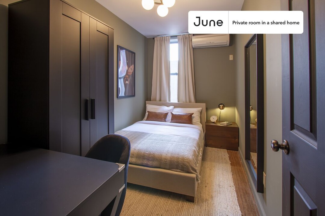 Private bedroom in 3 bed/1 bath Home in New York, NY - Building Photo