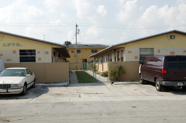 Las Palmas in Hialeah, FL - Foto de edificio - Building Photo