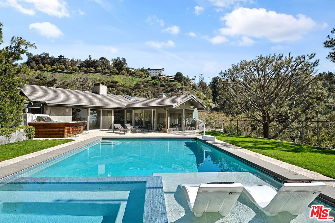 1255 N Bundy Dr in Los Angeles, CA - Building Photo