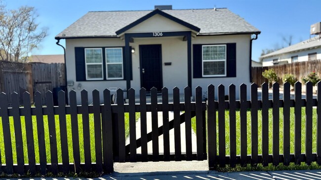 1306 N Harris St in Hanford, CA - Building Photo - Building Photo